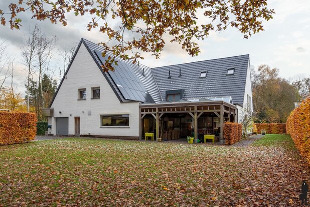 Villa met praktijk, op ca. 1.716 m², centrum Brasschaat