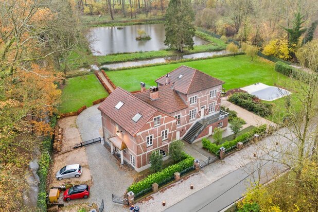 In natuurgebied gelegen villa met 6 slaap- en 3 badkamers, zwembad en vijver op een perceel van +/-11.000m²