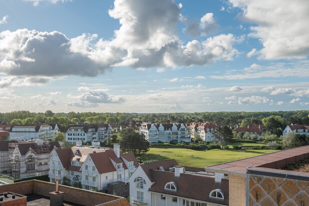 Uitzonderlijke nieuwbouw duplex-appartement op een toplocatie met zijdelings zeezicht.