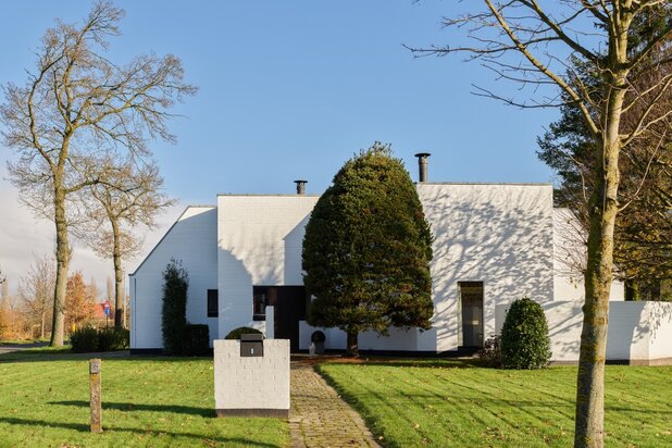 Architecturale, vrijstaande villa naar de hand van naoorlogse Modernistische architect Frans Mostmans (bj 1971).