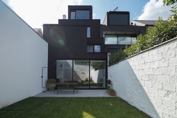 Uniqum en toplocatie - miljoenenkwartier. Karaktervolle en bijzonder energiezuinige (EPC 67) interbellum herenwoning met aangename stadstuin.