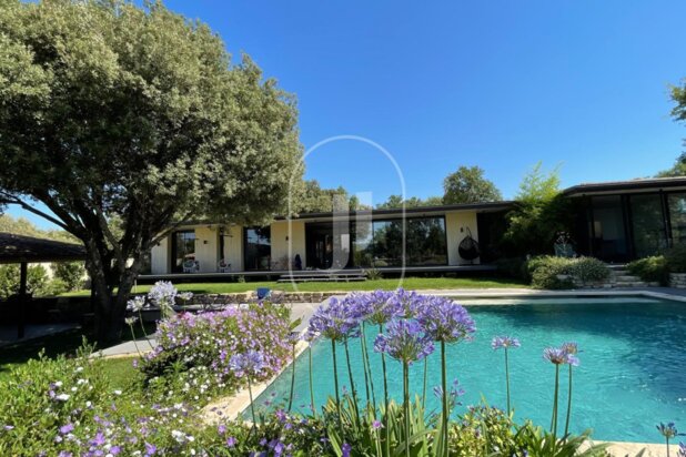 Contemporary villa with pool and views for sale in the Luberon