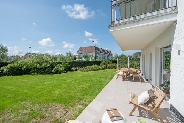 Magnifiek tuinappartement met zonnige tuin in een villa residentie in het Zoute, nabij de Wandeldijk.