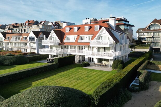 Luxueus tuinappartement gelegen aan de Approach van het Zoute met meerdere garages