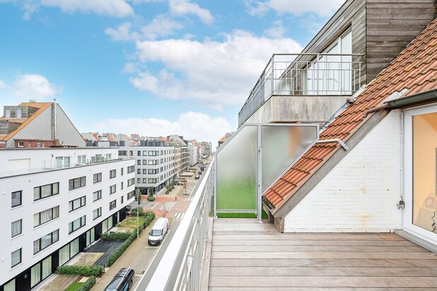 Volledig gerenoveerde penthouse op enkele passen van de zee en de winkels.