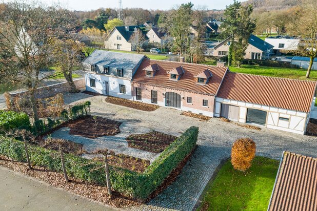 Exclusief landhuis met overdekte piste, buitenpiste en paardenstallen op circa 3 hectare