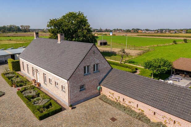 Hoogwaardig afgewerkte villa met stalgebouw en aanpalende weides op ca. 1,7 ha  te Herenthout