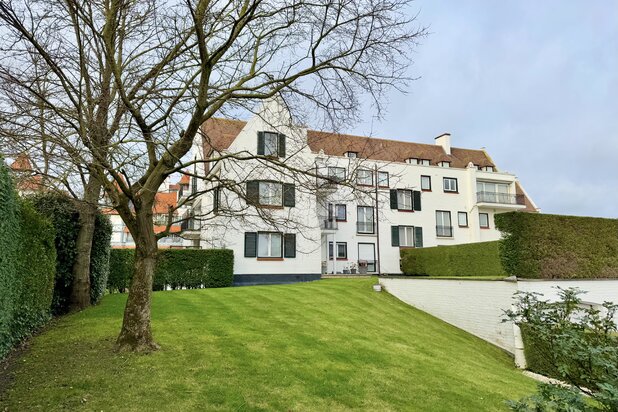 Prachtig tuinappartement met zonnige tuin in een villa residentie in het Zoute op enkele stappen van de zee en de winkels.