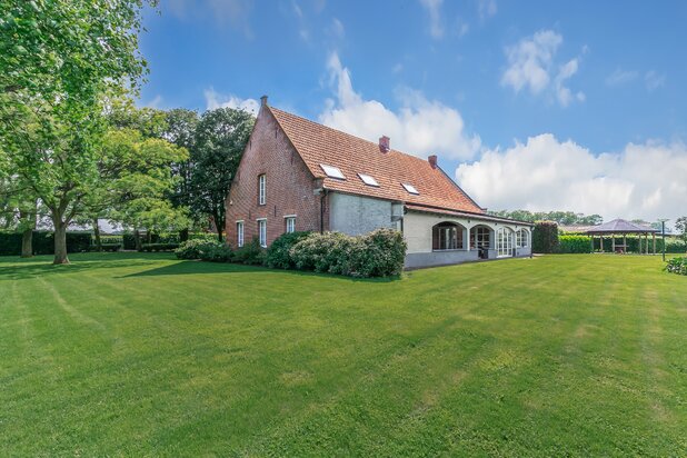 Authentieke herenhoeve op ruim perceel van 5.856 m²