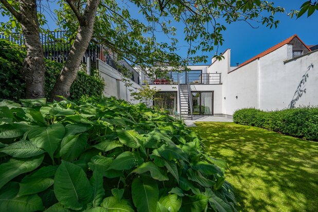 Hedendaagse, gerenoveerde woning gelegen in het Oude Knokke, op enkele passen van de winkels en dicht bij de groentenmarkt.