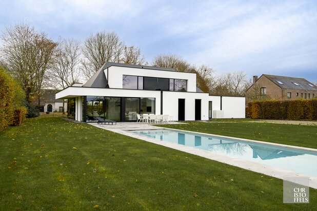 High-end gerenoveerde eigentijdse villa op een perceel van 4.379m² te Hasselt!