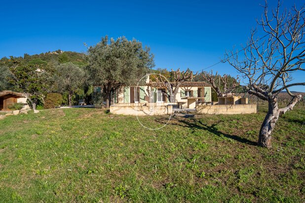 Provencal house to renovate in the vineyards at Plan de la Tour