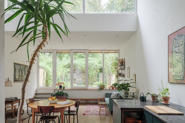 Karaktervolle burgerwoning met hedendaagse architecturale ruimtelijkheid met 3 slaapkamers, stadstuin en garage.