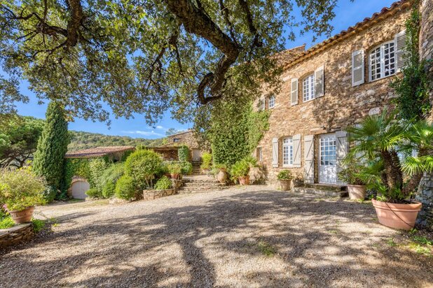 Charming hamlet just 5 minutes from La Garde-Freinet, nestled in a haven of greenery with stunning views...