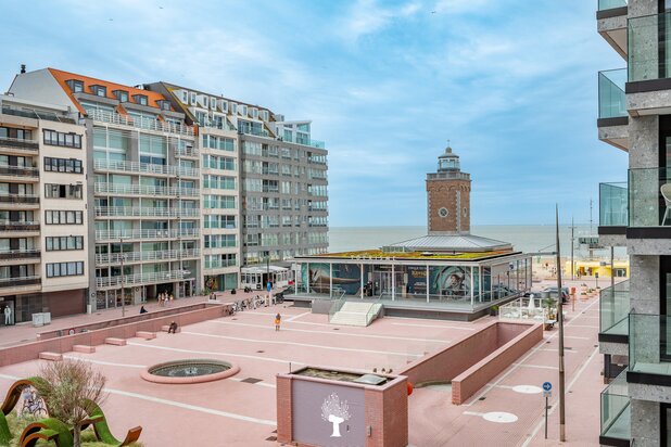 App. 3 ch. à coucher double avec très belle vue dégagée sur la place et la mer. 