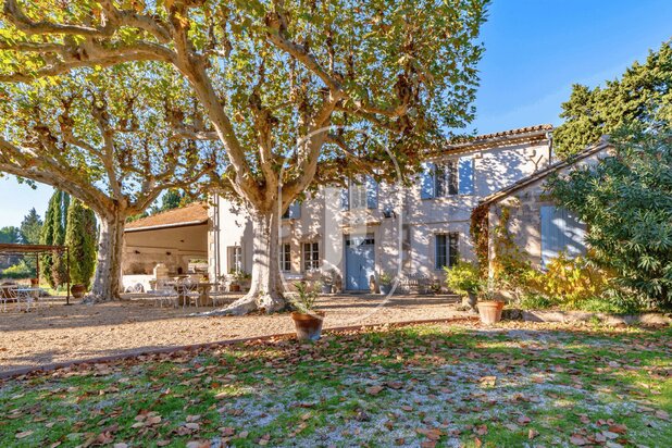 Charming renovated farmhouse for sale near Saint-Rémy-de-Provence