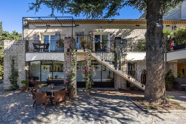 Groot huis met onafhankelijke gîtes en uitzicht op de Dentelles de Montmirail in Vacqueyras