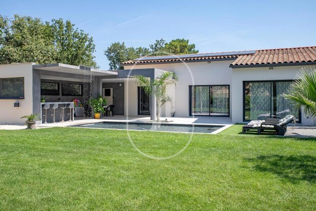 Magnificent villa with swimming pool and separate apartment for sale in Provence