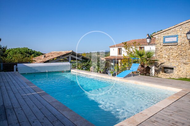 Provençal stone house for sale with pool and view