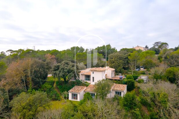 Charmante villa nabij Uzès met adembenemend uitzicht en zwembad