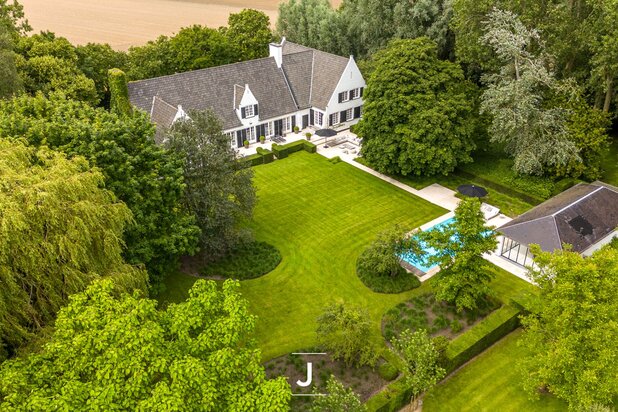 Villa de luxe avec magnifique jardin et piscine située dans un environnement calme.