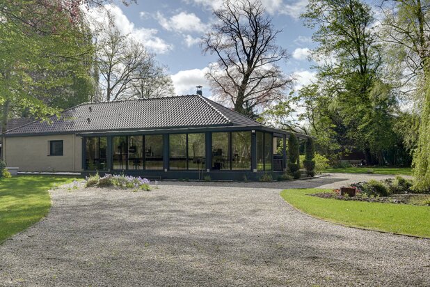 Prachtige bungalow midden in zeer groene omgeving.