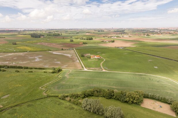 Volledig te renoveren 18de eeuwse hoeve “Den Driehoek”  gelegen in het idyllische Oostkerke op enkele kilometers van Knokke