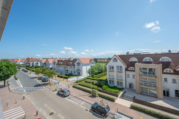 Prachtig gerenoveerd appartement met mooie zichten op een toplocatie vlakbij de winkels en het strand.