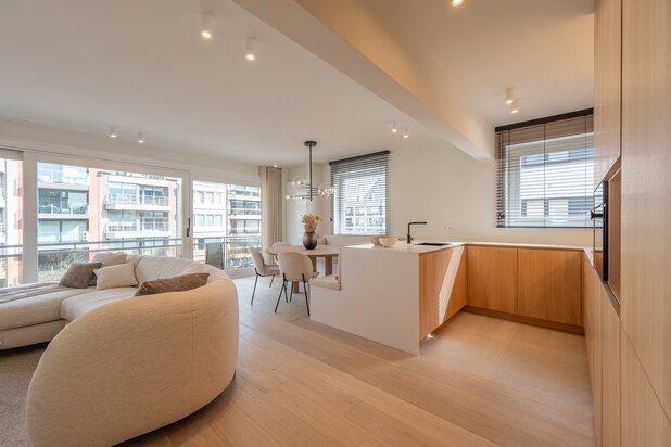 Superbly renovated, wide (façade width +/-7m) apartment at Avenue Lippens