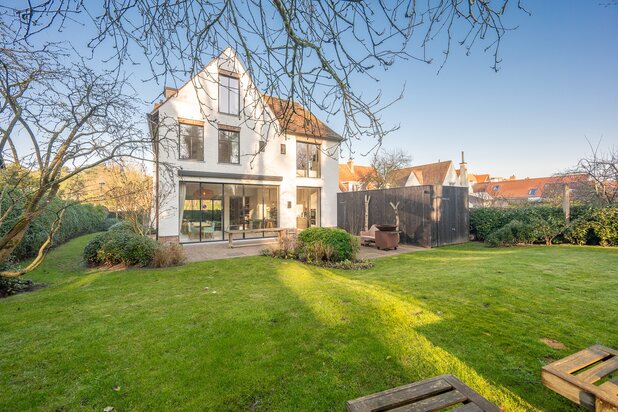 Exclusieve villa omgeven door het groen gelegen in een prestigieuze, discrete omgeving in het Zoute.