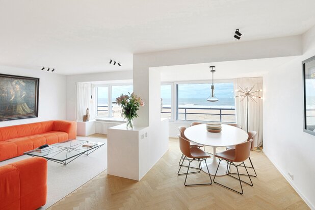 Luxuriously renovated flat with frontal sea views