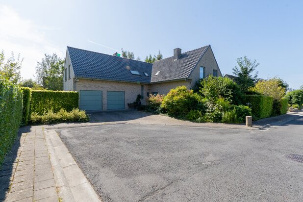 Traditionele villa gebouwd in 2000 met 5 slaapkamers en dubbele garage