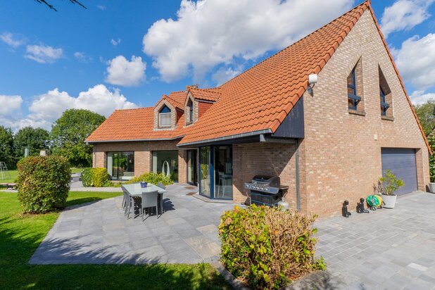 Villa met 5 slaapkamers gebouwd in 2004 op 3017m² .