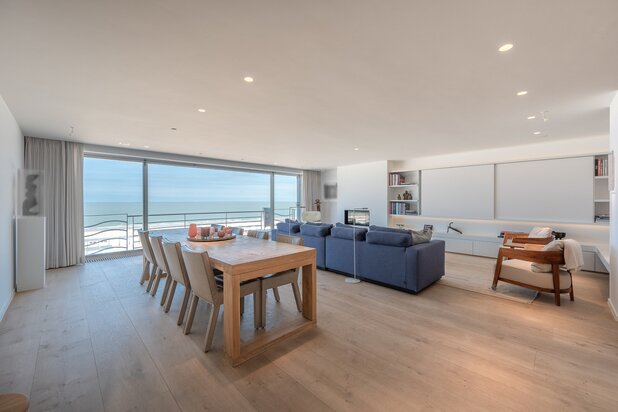 Prachtig appartement op de zeedijk in het Zoute met een gevelbreedte van 8 meter genietend van een panoramisch zeezicht.