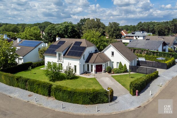 Ruime eigentijdse villa met 4 slaapkamers en zwembad op een perceel van 1.321m² 