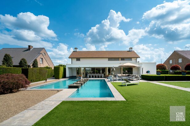 Exclusieve villa met verwarmd zwembad op een perceel van 2.295m²! 