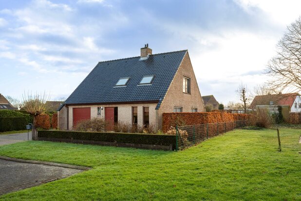 Steeds vernieuwende, energiezuinige villa met garage en zongerichte tuin in residentiële, kindvriendelijke buurt te Sint-Kruis.