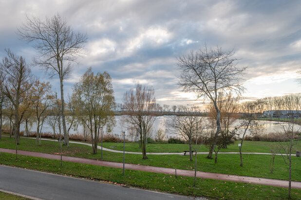 Nieuwbouwappartement met zicht op het meer in Duinenwater