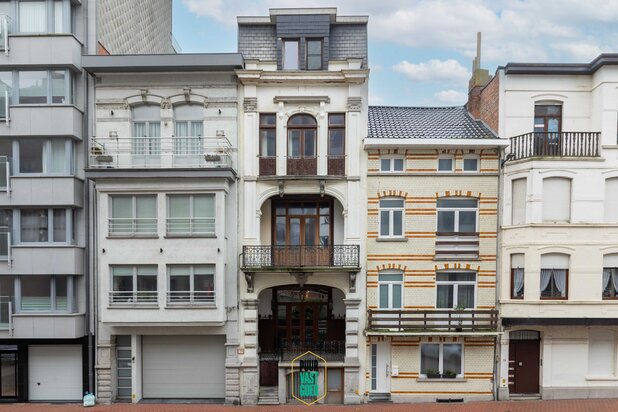 Uitzonderlijk prachtig gerenoveerd Belle Epoque herenhuis met veel potentieel.