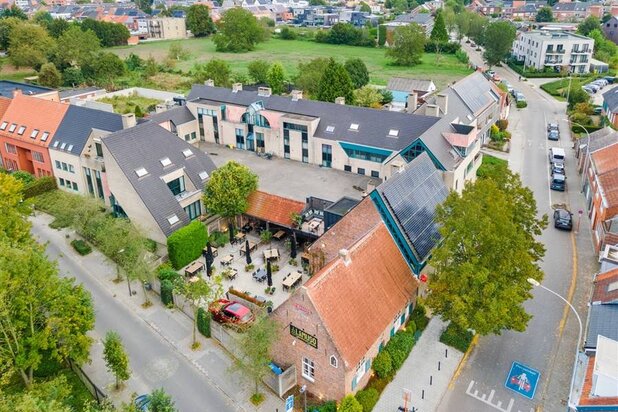 Instapklaar handelspand met ruim buitenterras en bovenliggend duplex appartement