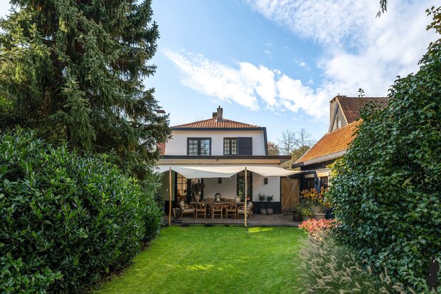 Charmante gerenoveerde villa (ca. 995m²) in centrum Brasschaat!