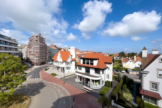 Hoekapp. op het Driehoeksplein met aangenaam zicht op de villa's, de Zee en de Kustlaan. 