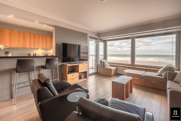 4-bedroom flat in prime location with frontal sea view [Zeedijk - Knokke].