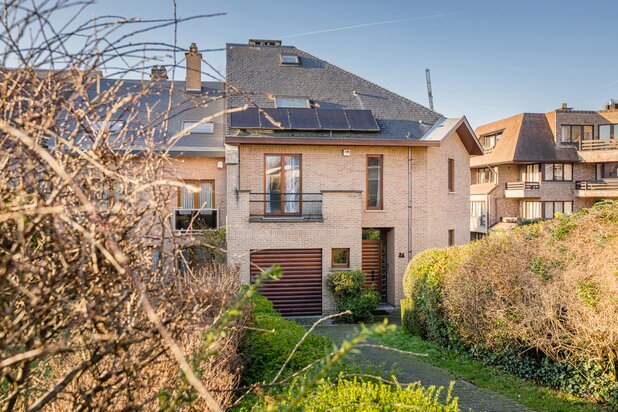 Stockel/Place Dumon - Contemporary house with 3 facades