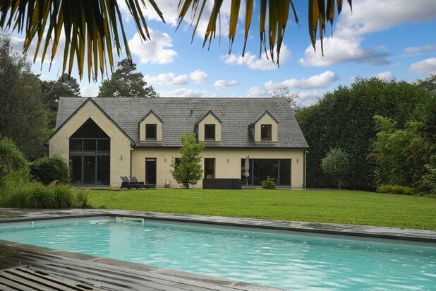 Luxury villa with swimming pool in the Bois de Ville