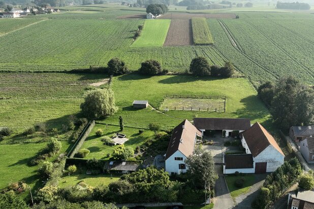 Fermette au carré de 1780 sur un terrain de près de 90 ares