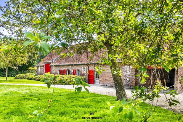 Hoeve-Landhuis met prachtig zicht en bijgebouwen