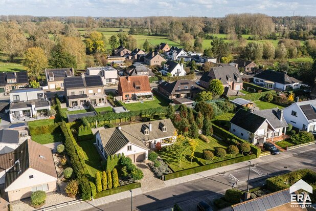 Gelijkvloerse villa (217m²) met min 3 slpk, 2 garages op 14a