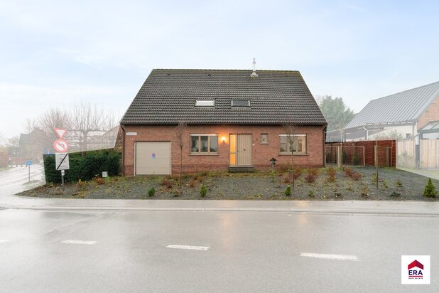 Open bebouwing met 6 slaapkamers, tuin en dubbele garage.