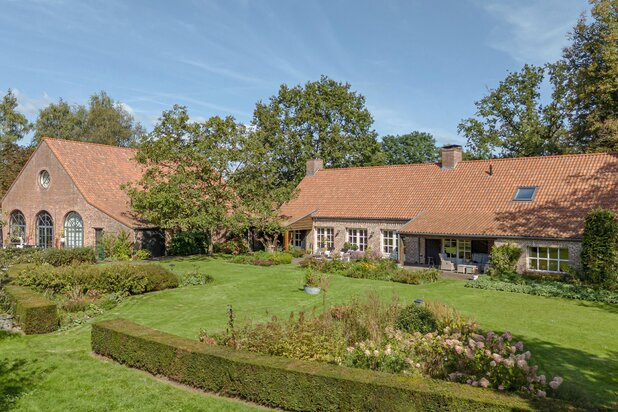 Schitterend landgoed op 25.000m² met boerderij en bijgebouw 